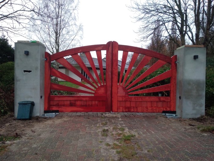Houten toegangspoort van padoek.